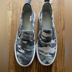 Tommy Bahama Womens Camo Slip on sneaker